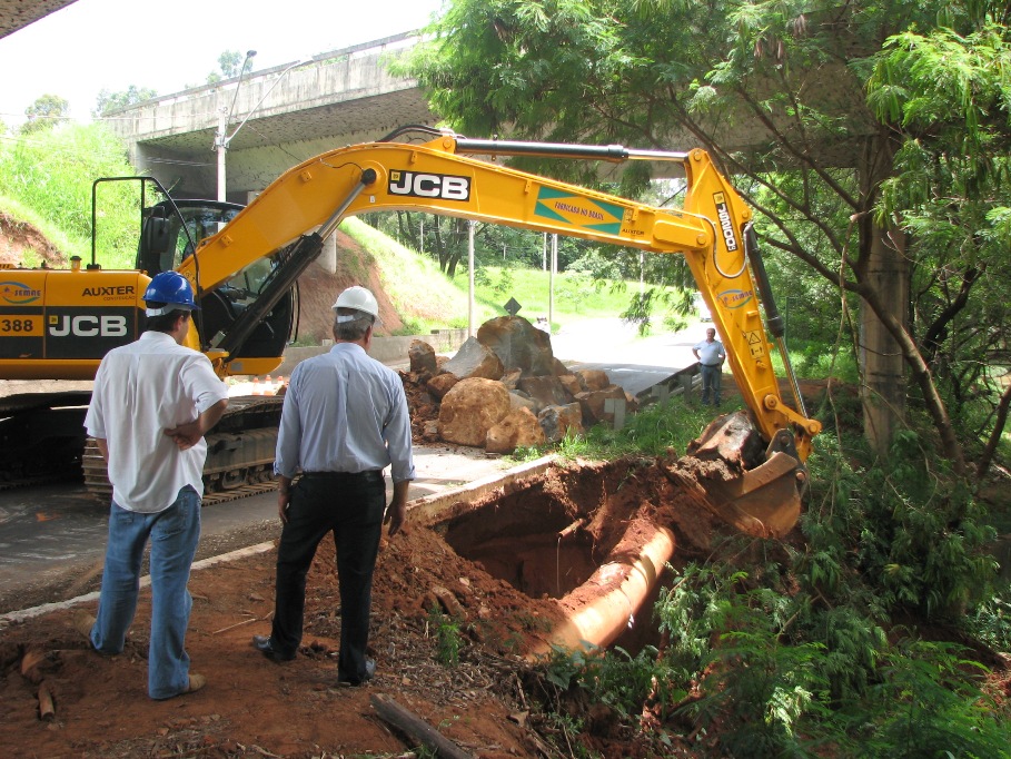 Vlamir e funcion&aacute;rios acompanham as obras